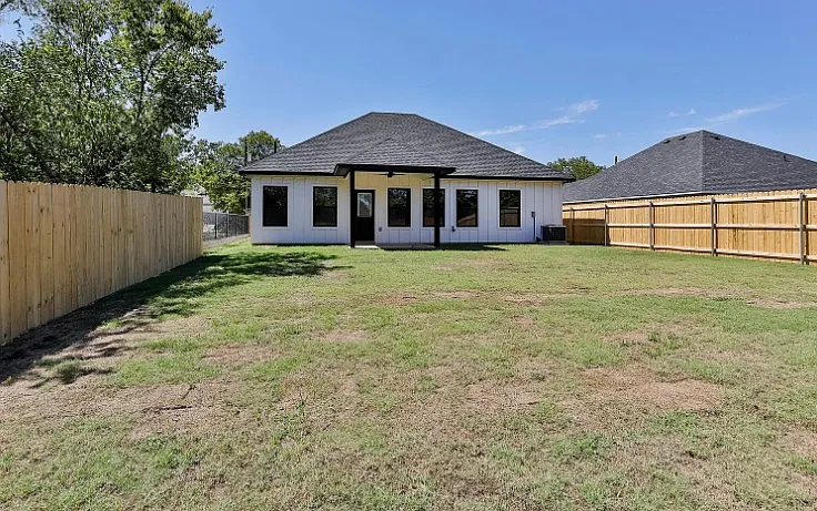 220 Jones St — Photo 15