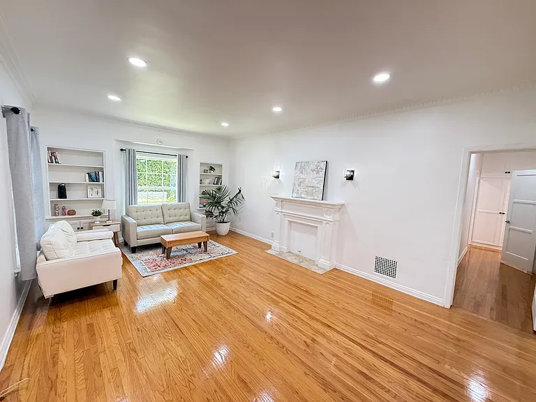 125 N Harper Ave #1/2 — Photo 2
