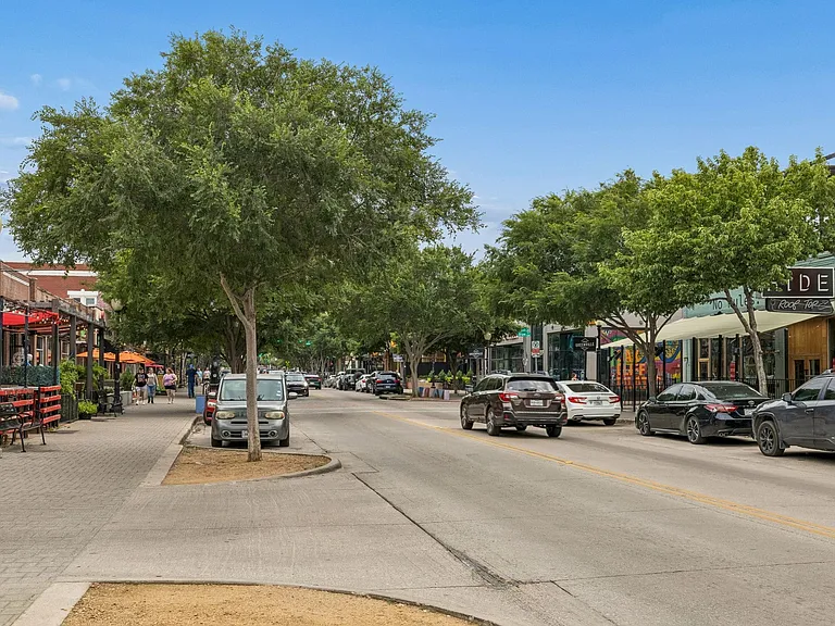 Lower Greenville shops, restaurants and bars.