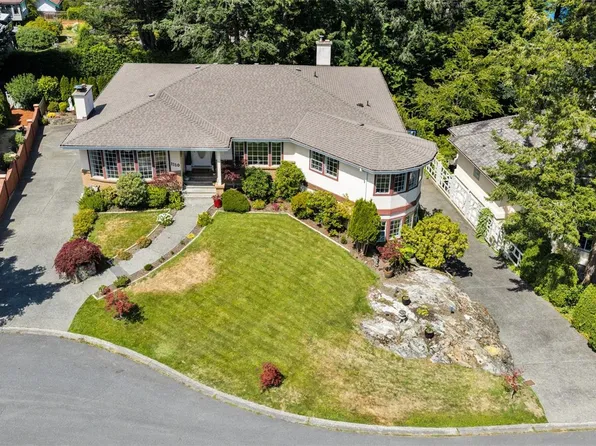 1110 Totem Ln, Saanich, BC V8Y 1E8