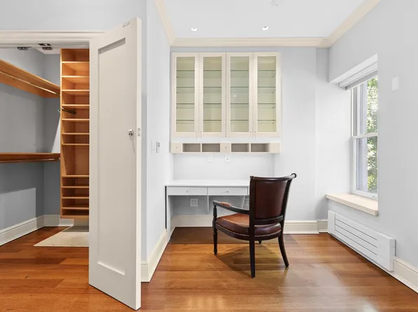 320 East 55th Street image 9 of 18