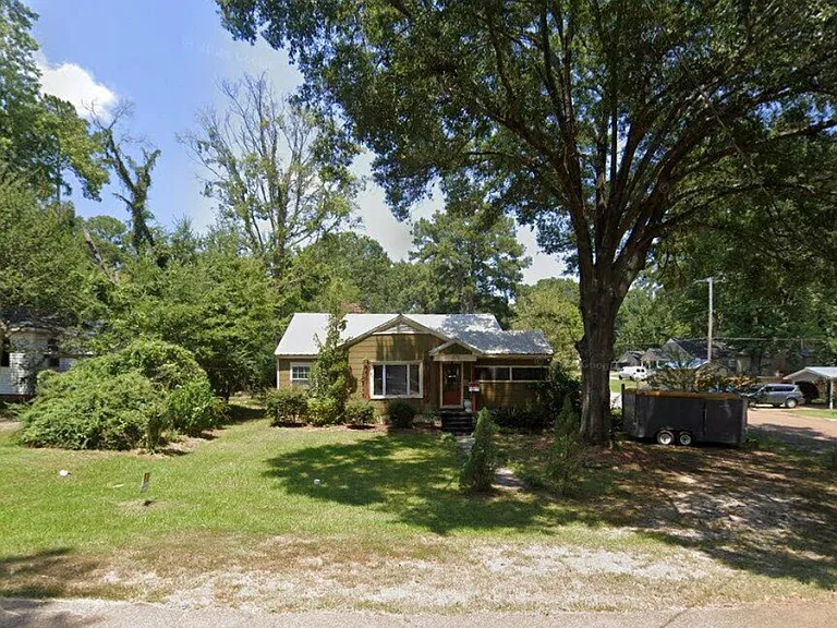 572 Robinhood Rd — Photo 3