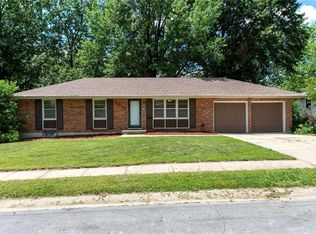 1010 SW Ingleside Pl, Lees Summit, MO 64081