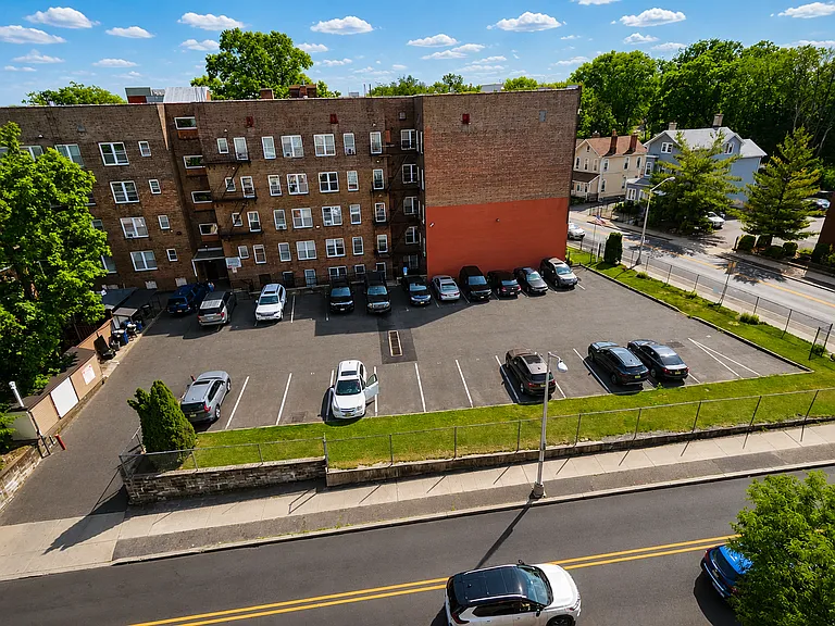 146 N Grove St — Photo 15