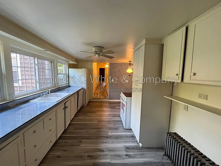 345 W Thames St #2 — Photo 2