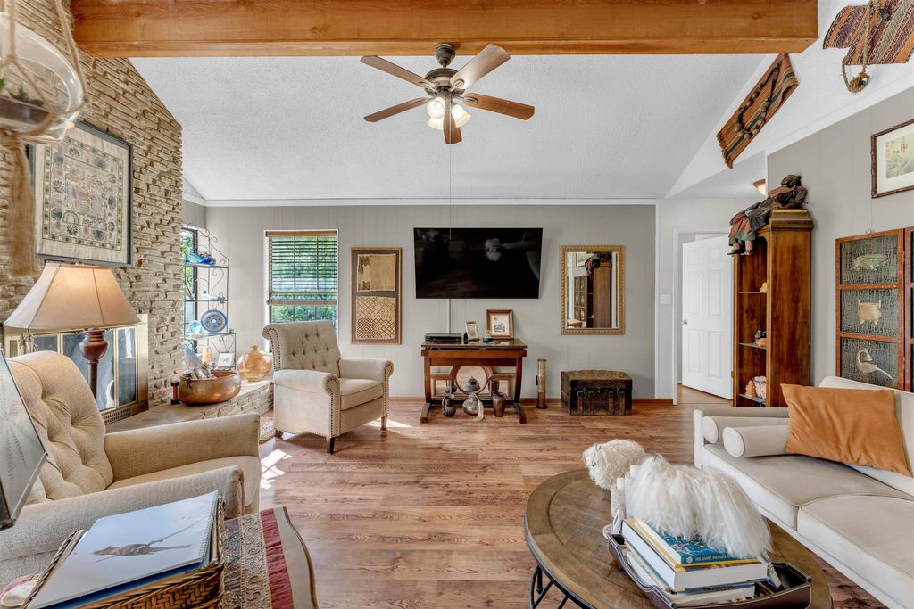 Apartment in Burnet, Hoover Valley - View 3