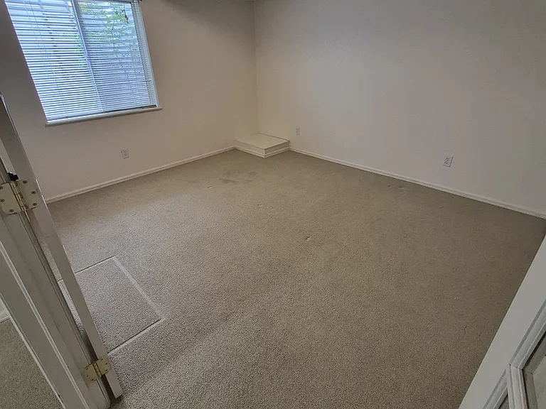 427 Hudson Ct — Photo 14