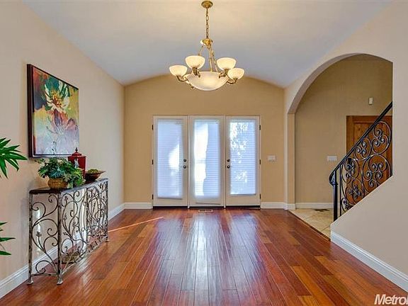 2nd image of 3955 Villa Ct