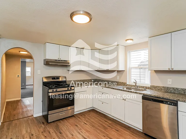 991606_007_kitchen_7.jpg