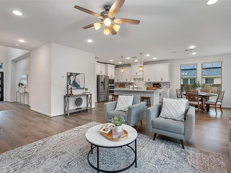 2437 Burberry Ln — Photo 7