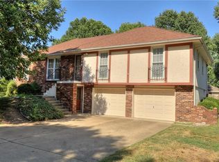 2729 Queen Ridge Dr, Independence, MO 64055