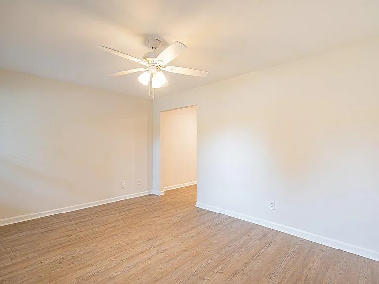 402 E 3rd St #B — Photo 4