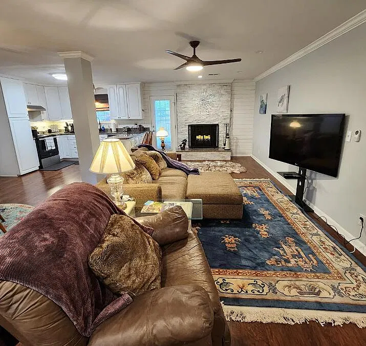 3 bed, 2.0 bath, 1703 sqft, $3,995 — Photo 2