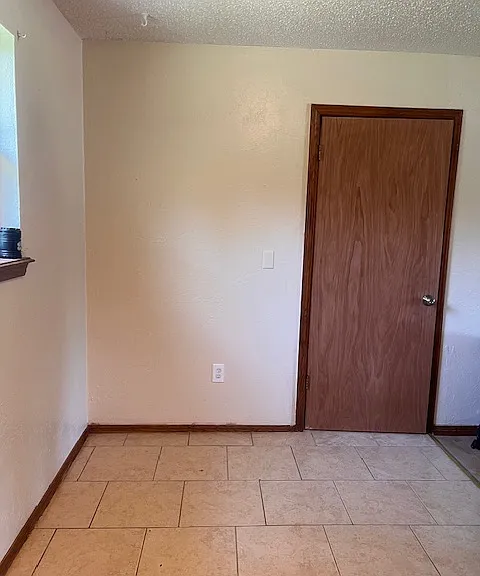 1207 Heather Ln — Photo 5