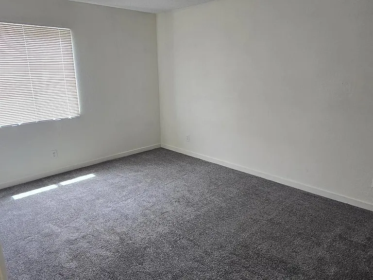 1447 N 53rd Dr — Photo 25