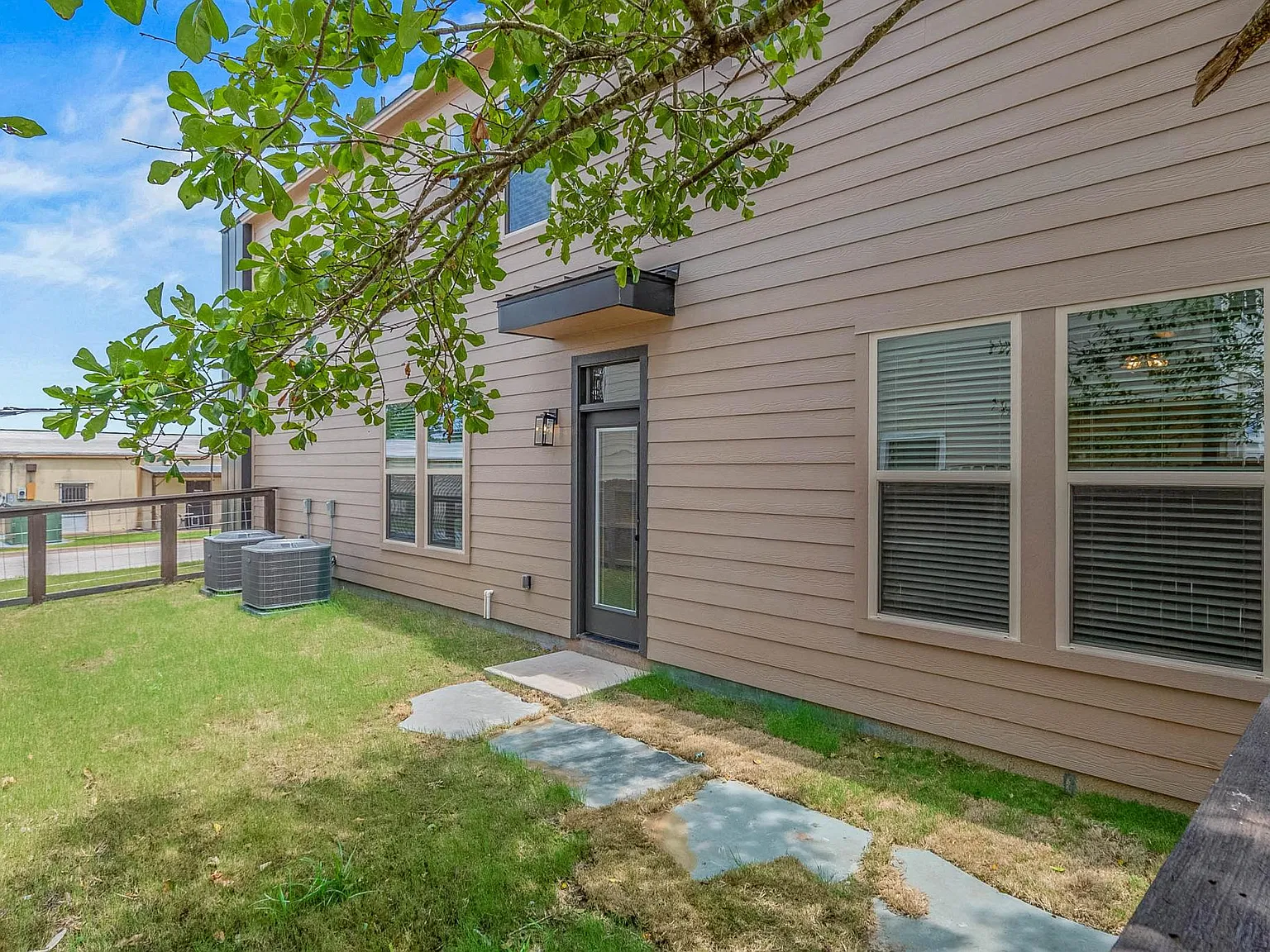 4 bed, 4.5 bath, 1900 sqft, $3,600 — Photo 3