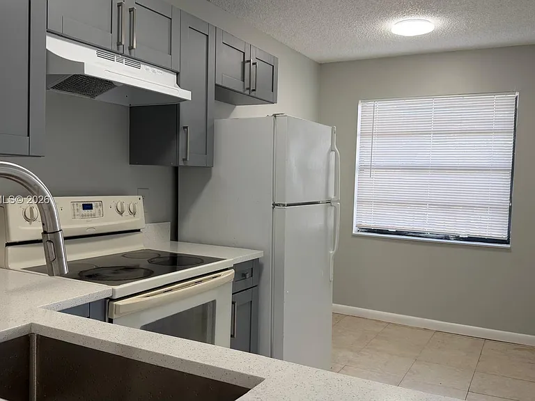 4010 Lakeside Dr #4010 — Photo 3