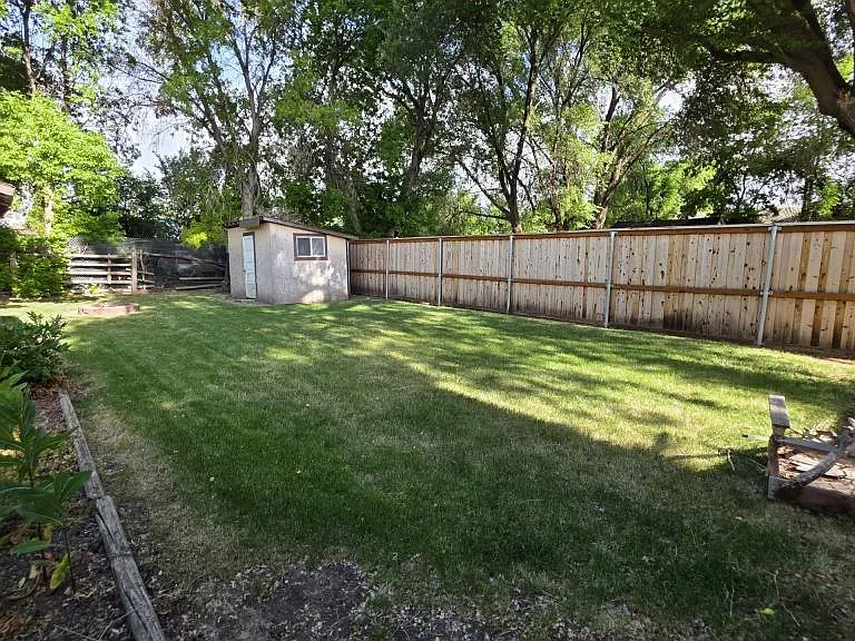 1658 Gibson Ave — Photo 8
