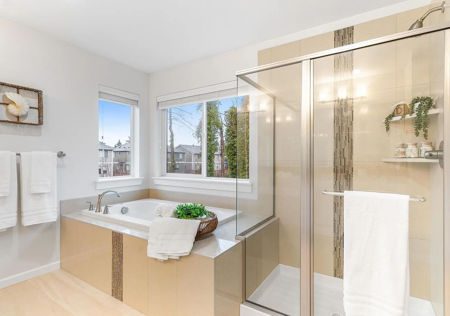 Modern Built Home in Great Neighborhood - 4 bed with den + 2.5 bath, remodeled Kitchen — Photo 1
