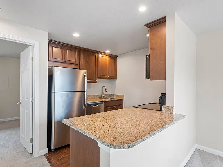 Bayshore Vista Apartments — Photo 5