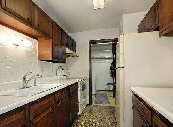 3rd image of W169N11446 Biscayne Dr