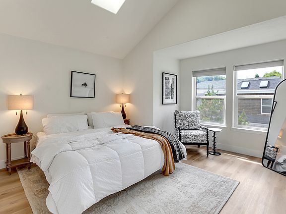 Second bedroom suite