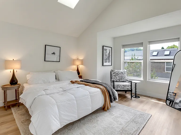 Second bedroom suite
