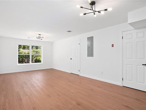 5th image of 18 Pleasant View Ave