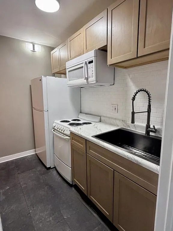 231 W McMillan Unit 4 — Photo 1