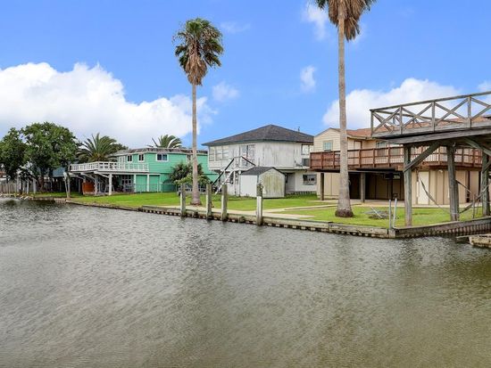 107 Crows Nest Rd, Freeport, TX 77541