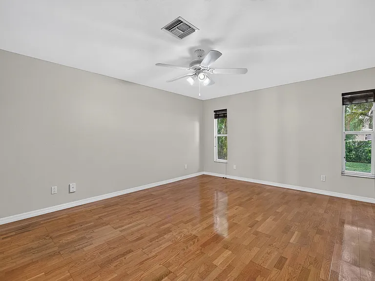 1632 SW 43rd Ter — Photo 1