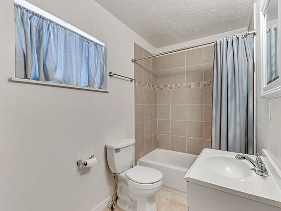 Primary bedroom bathroom