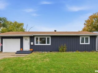 2612 Crestview Dr, Bettendorf, IA 52722