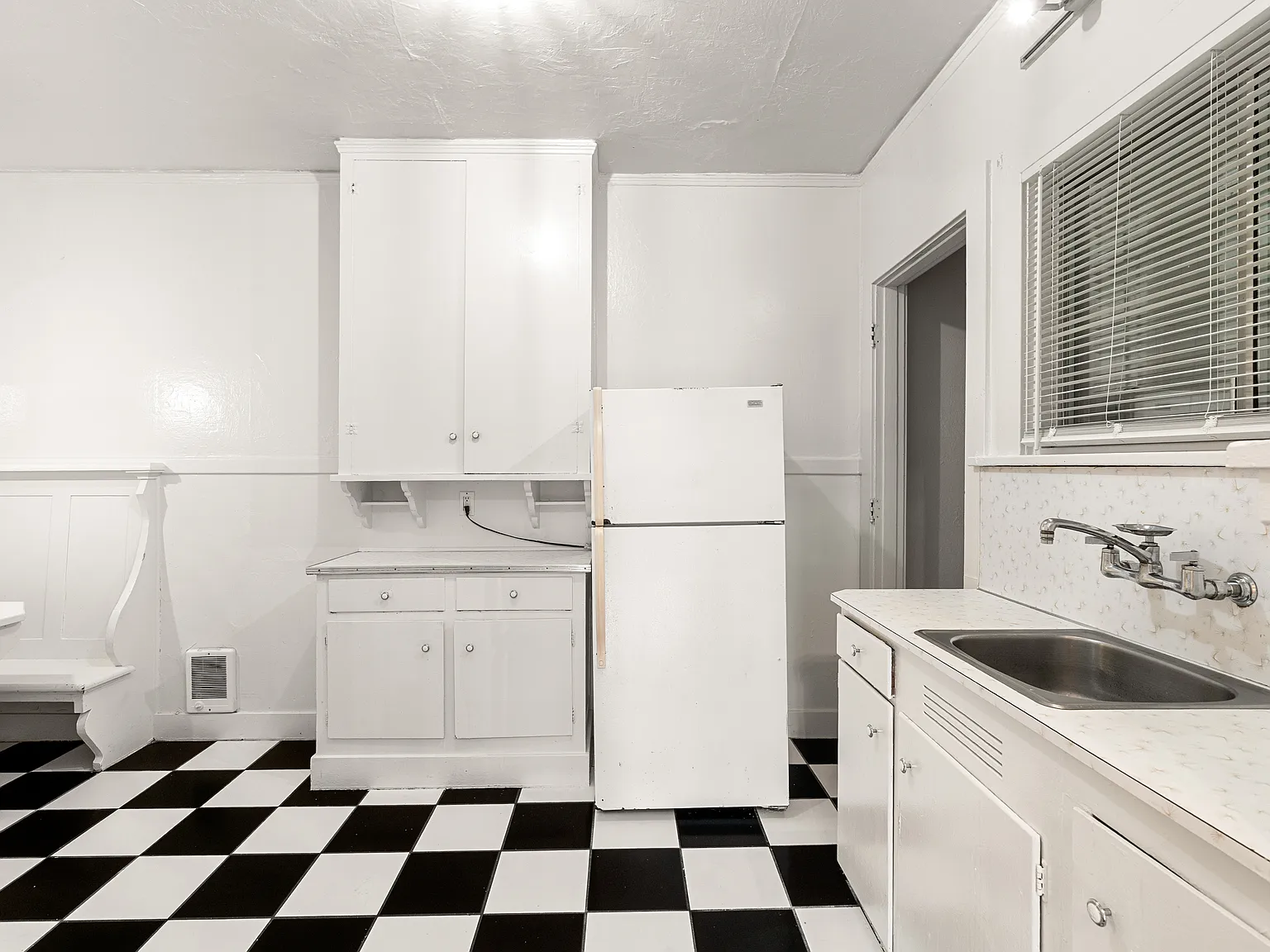 2 bed, 700 sqft, $1,300 — Photo 4