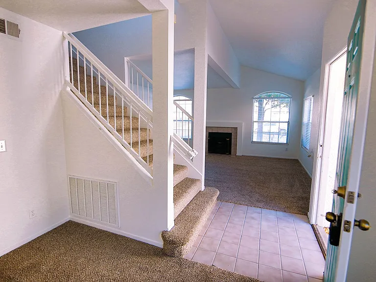 8023 W Rochelle Ave — Photo 6