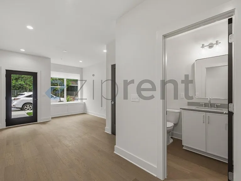 425 S Walker St — Photo 5