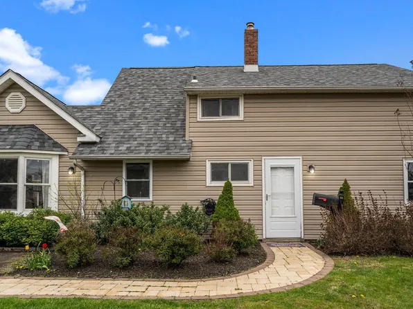 55 Grapevine Rd, Levittown, PA 19057