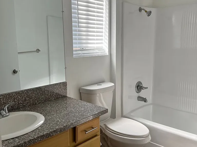 2810 E South St — Photo 14