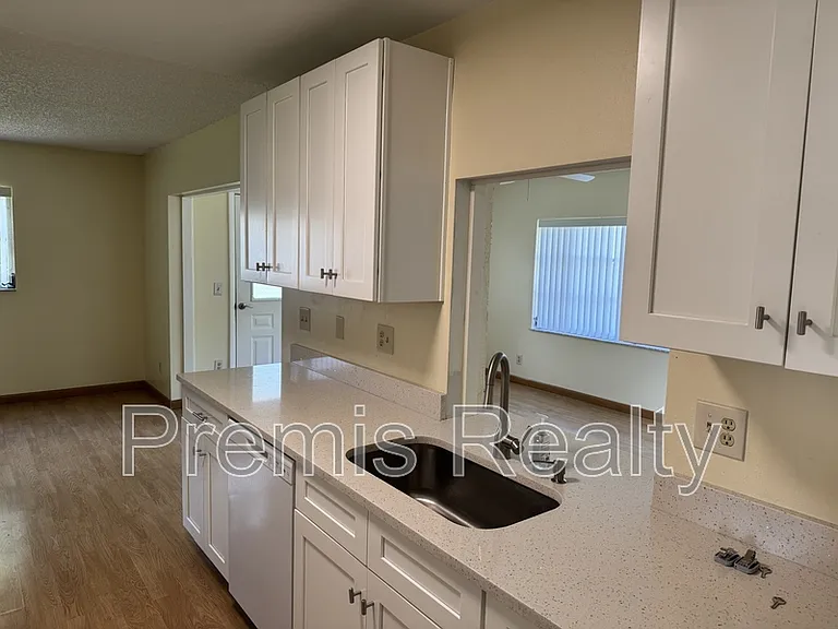 144 Stafford Cir — Photo 3
