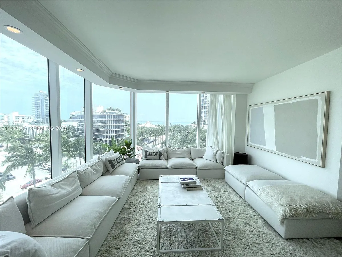 Building Photo - 300 S Pointe Dr #705