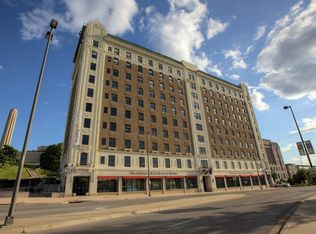 215 W Pershing Rd UNIT 611, Kansas City, MO 64108