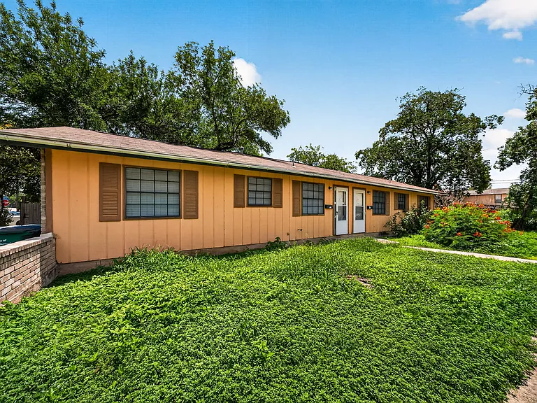 208 Bexar Dr — Photo 6