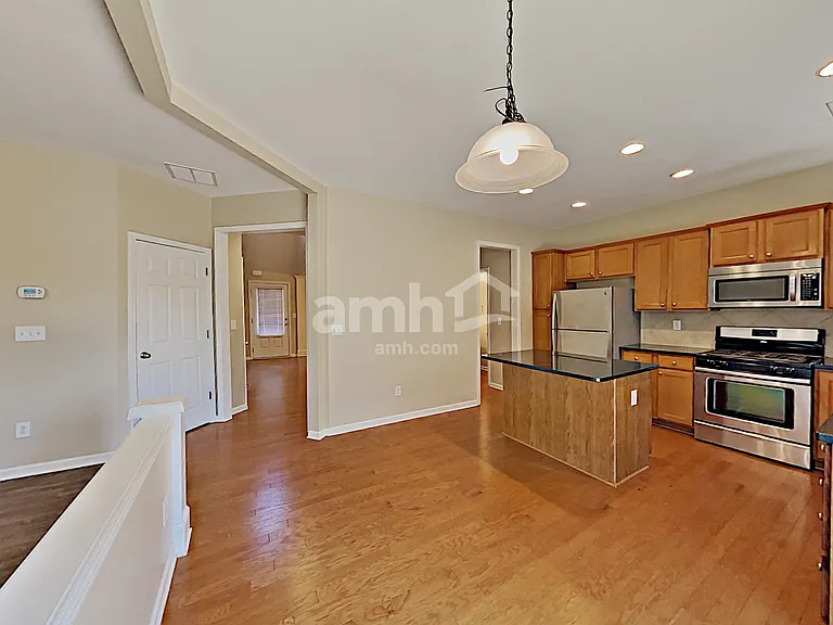 818 Poplar Ter — Photo 5