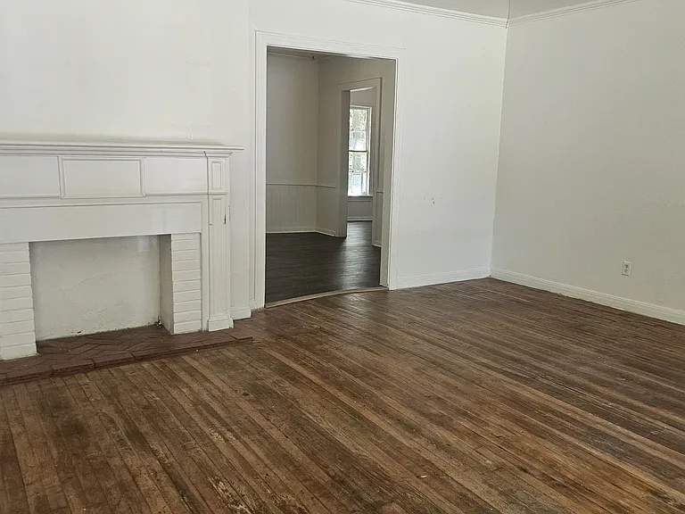 518 Nolen St — Photo 3