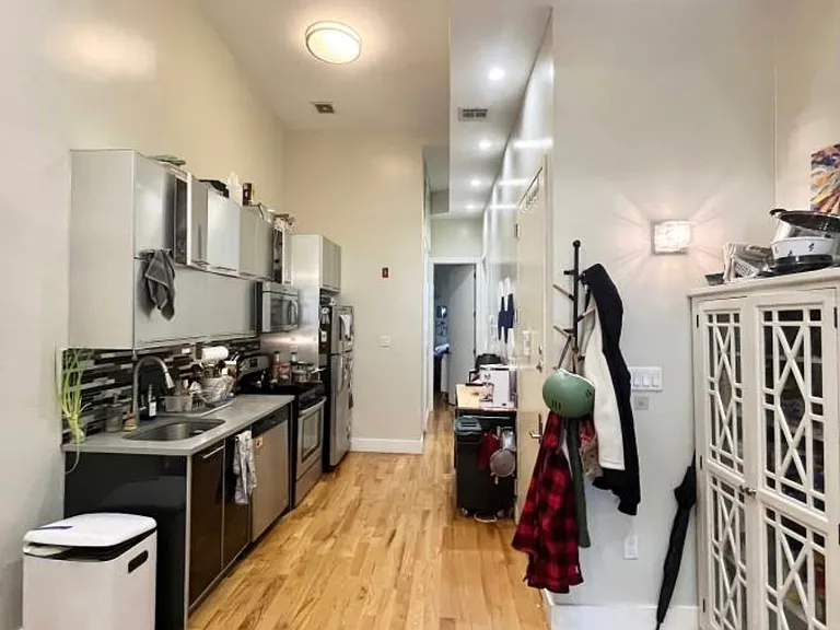 323 Melrose St #3R — Photo 3