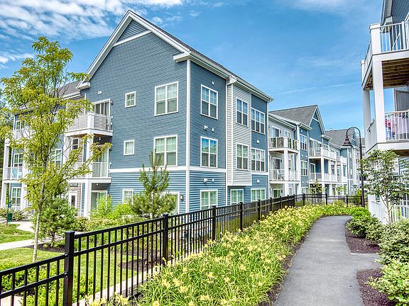 Windsor at Hopkinton features expansive green space