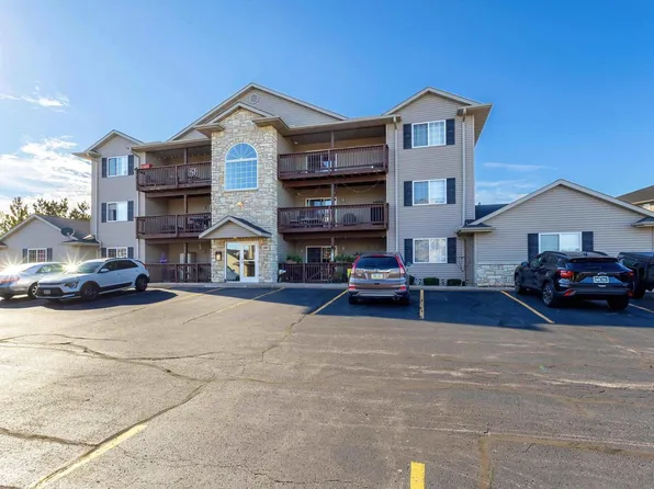 3209 S 16th Ave Unit 302, Eldridge, IA 52748