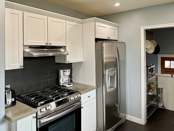 4th image of 1054 E Roosevelt Ave