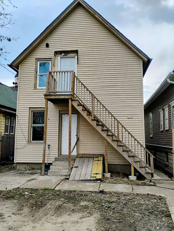 Renovated upper 3bedroom 1bath unit on 20th — Photo 2