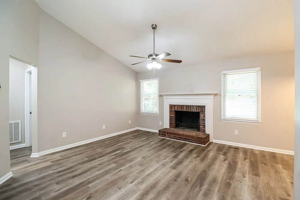 3 bed, 2.0 bath, 1202 sqft, $1,870 — Photo 4